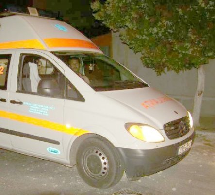 Copil de şase ani, spitalizat după ce l-a lovit maşina